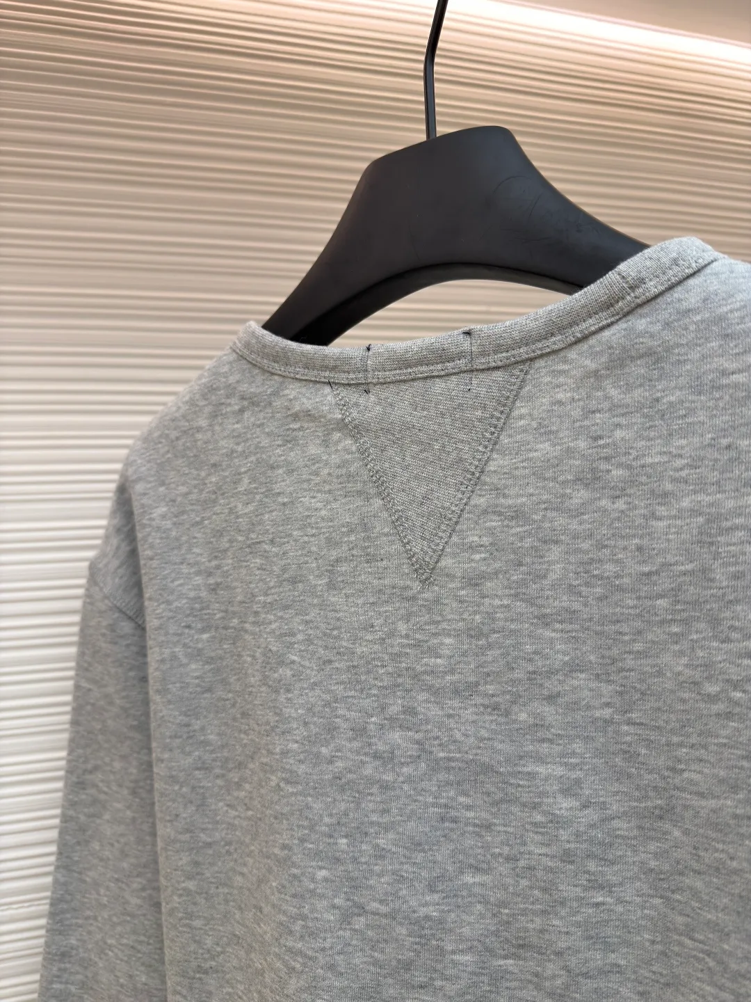 Ralph Lauren logo embroidered sweatshirt ●Original version: Purchased and developed at 1690 ●Item No.: 1681541-A15 ●Fabric: Cloud-like honey cotton fleece sweatshirt fabric ●Technology: Made by Hasuo ●Color: Gray ●Version: Fitted version ●Weight: about 430 grams ●Size: S-M-L-XL ●Description: Customized cloud-like honey cotton fleece sweatshirt material, delicate touch, comfortable and skin-friendly, based on matte gray Comes with a layer of soft light filter. Exquisite indigo pony logo is embellished. It is highly recognizable. It has a breath of freedom and vitality. A symphony of pure and smart colors. It outlines a high-end outline with extreme simplicity. It becomes the smart focus of the vision. Shows taste in silence and adopts imported machine embroidery technology. Uses advanced computer control system and precision mechanical components to realize the iconic pony embroidery operation. High precision. The lines are smooth and delicate, using the Hasuo process. Sewing on a specific machine. The high fastness of Haha thread adds visual effects. It is time-consuming and labor-intensive, and the fabrics are washed. It has a better hand feel and texture. It is not easy to deform, shrink or fade. It maintains long-term beauty. The overall wiring is straight and delicate, the fabric is comfortable and soft, and the color is consistent without color difference. It can be matched with the same style to create a fashionable look and control various occasions. Customized accessories, complete with three standards, same style for men and women!